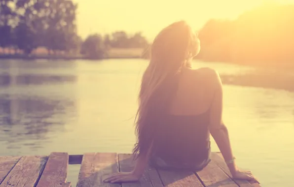 Картинка девушка, солнце, свет, река, причал