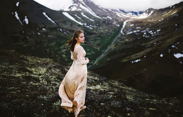 Картинка девушка, снег, горы, вид, платье
