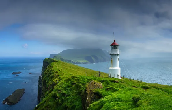 Картинка облака, пейзаж, туман, океан, скалы, маяк, остров, Фарерские острова