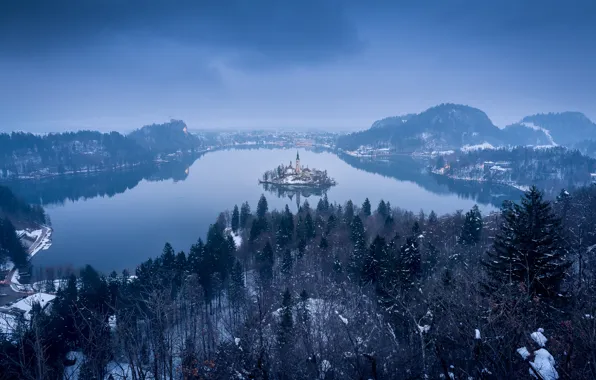 Картинка лес, горы, туман, озеро, остров, утро, Словения, Lake Bled