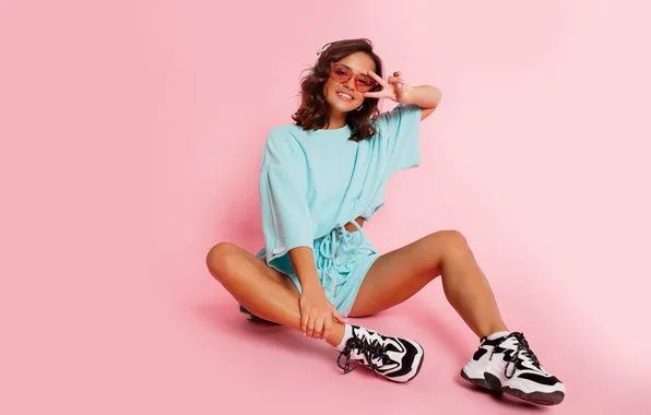 Картинка shorts, long hair, woman, young, beautiful, model, sneakers, tank top