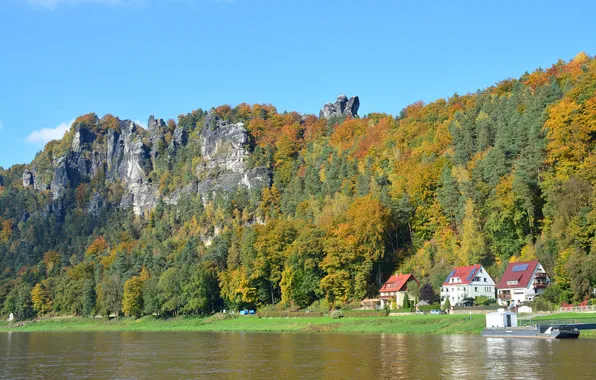 Картинка осень, небо, деревья, скала, река, дома