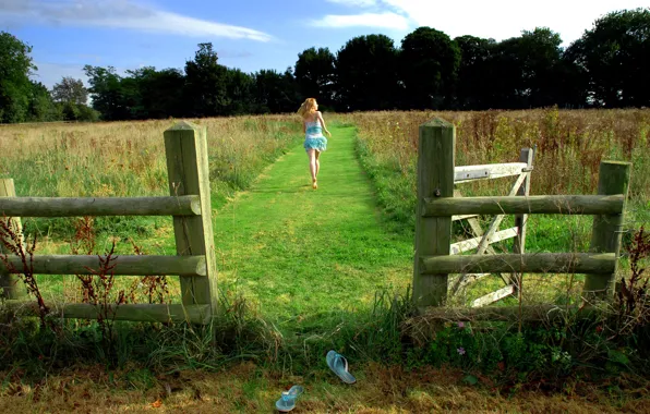 Поле, трава, девушка, ограда, бег, тапочки