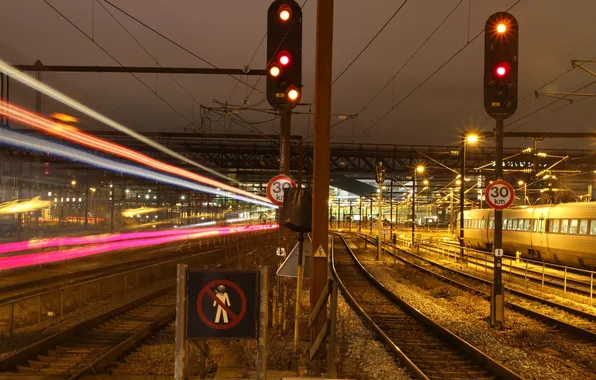 Картинка ночь, лампы, Дания, знаки, поезда, светильники, линии электропередач, Копенгаген