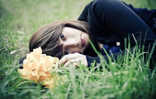 Картинка цветок, трава, девушка, губы, лежит, свитер