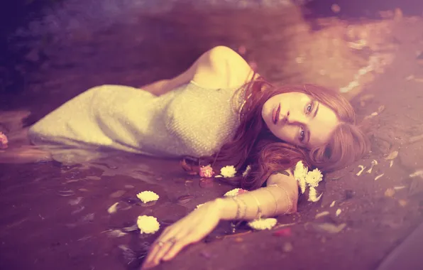 Картинка взгляд, вода, девушка, цветы, рыжеволосая