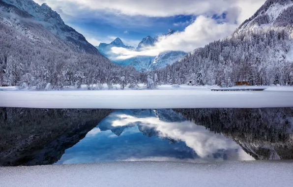 Slovenia, Lake Jasna, Icy reflections