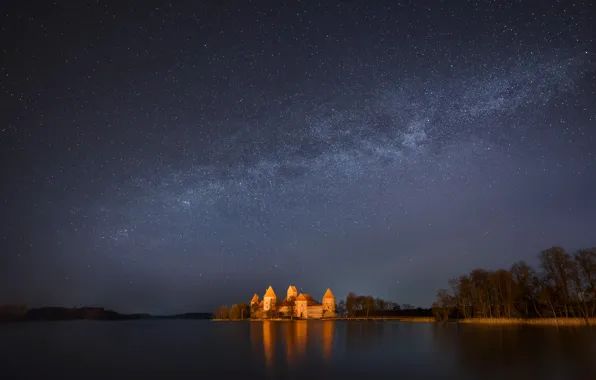 Картинка небо, звезды, деревья, ночь, озеро, Млечный Путь, Литва, Тракайский замок