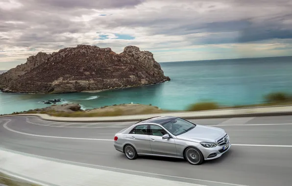 Картинка Mercedes-Benz, Небо, Облака, Море, Дорога, Серый, E-Class, в движении