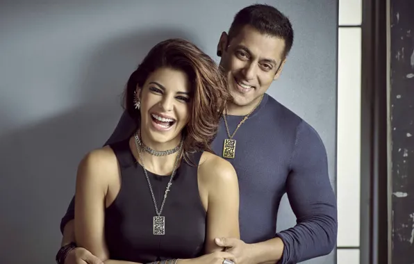 Улыбаются, кулоны, bollywood, фотосесия, Jacqueline Fernandez, india girl, salman khan, жаклин фернандес