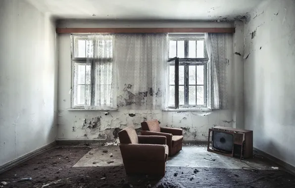 Комната, телевизор, окно, кресла