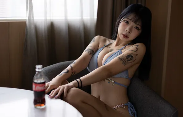 Девушка, азиатка, coca cola