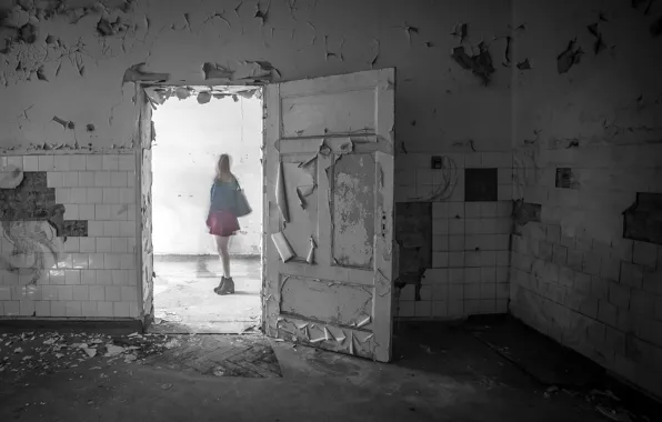 Картинка девушка, комната, дверь, призрак