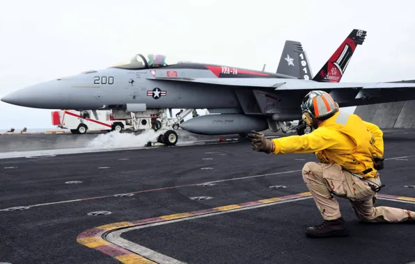 Картинка истребитель, палуба, взлёт, Super Hornet, F-18, палубный, регулировщик