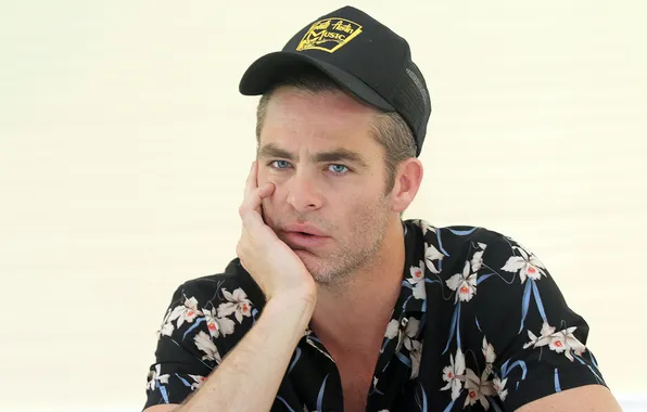 Взгляд, фон, портрет, рубашка, актёр, бейсболка, Крис Пайн, Chris Pine