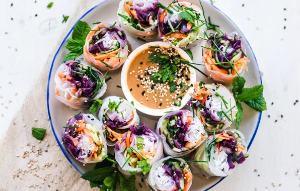 Овощи, соус, кунжут, рулеты