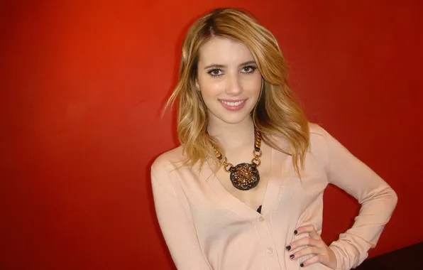 Взгляд, поза, улыбка, портрет, актриса, блондинка, красный фон, Emma Roberts