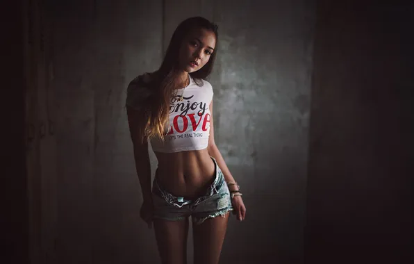Long hair, model, women, belly, T-shirt, skinny, slim body, jean shorts