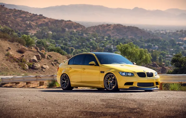 Картинка холмы, бмв, BMW, горизонт, ограждение, жёлтая, yellow, front