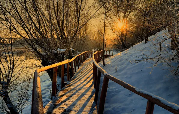 Картинка солнце, деревья, закат, река, перила, деревянный, мостик, зимний вечер