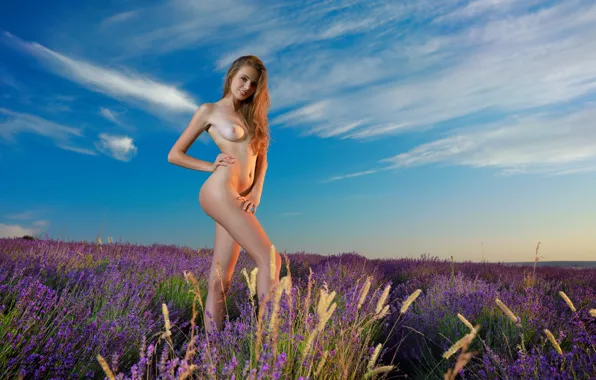 Попка, грудь, взгляд, природа, улыбка, животик, ножки, бёдра