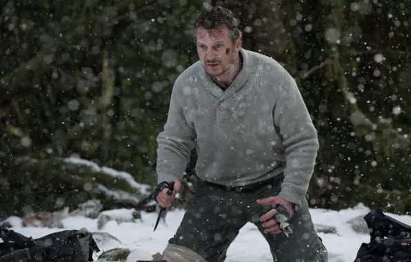 Картинка зима, лес, снег, кадр, нож, Схватка, Liam Neeson, Лиам Нисон