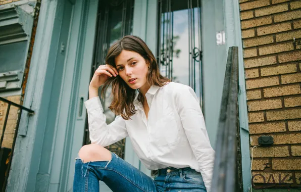 Картинка girl, photo, photographer, model, bokeh, jeans, brunette, sitting