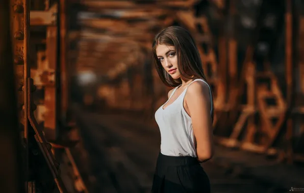 Картинка очаровательная девушка, railway bridge, charming girl, белая майка, железнодорожный мост, beauty, sexy brown-haired, Agelos Tzitzifopoulos