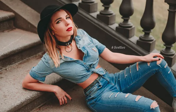 Картинка blouse, hat, model, women, jeans, blonde, sitting, necklace