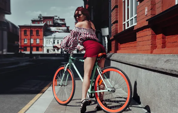 Картинка дорога, взгляд, девушка, солнце, велосипед, улица, модель, юбка