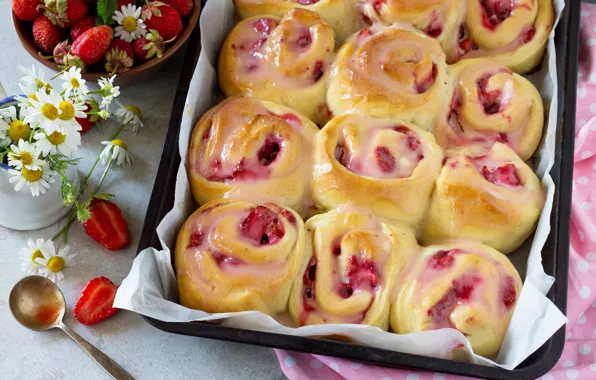 Ромашки, клубника, выпечка, синнабон