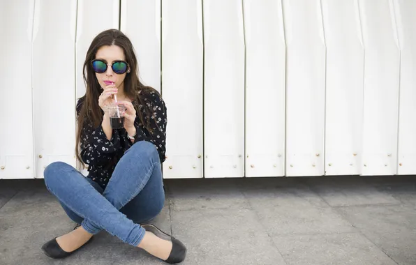 Картинка girl, blouse, woman, young, beautiful, model, jeans, brunette