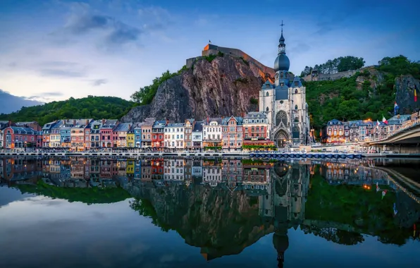 Картинка скала, отражение, река, здания, гора, дома, церковь, Бельгия