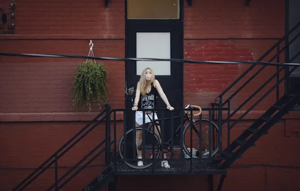 Картинка девушка, велосипед, майка, лестница, юбочка, жевательная резинка