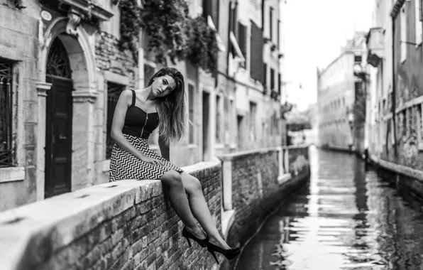 Картинка девушка, поза, чёрно-белая, Венеция, канал, набережная, монохром, Marco Squassina