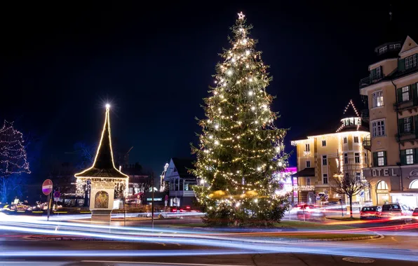 Картинка зима, ночь, улица, елка, Австрия, Новый год, гирлянды