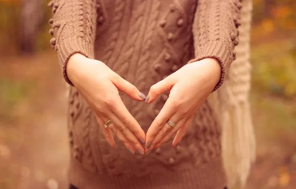 Девушка, кольца, руки, свитер, беременность