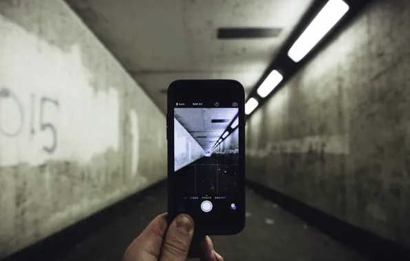 Картинка свет, фотография, iPhone, коридор, пальцы