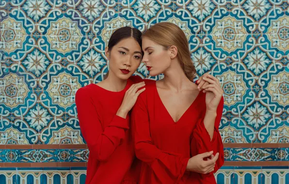 Стена, настроение, узор, красное платье, две девушки
