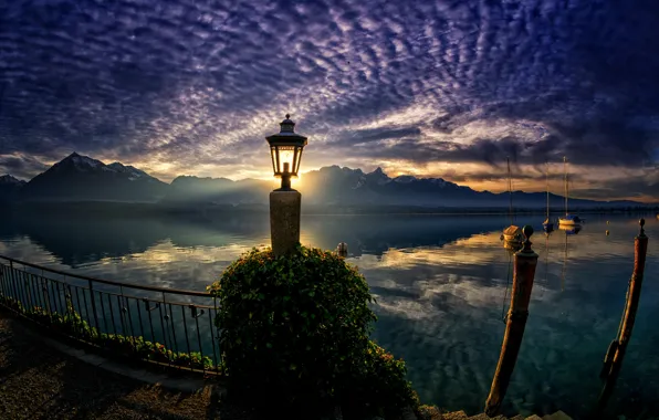 Картинка пейзаж, закат, горы, природа, лодки, Швейцария, фонарь, Тунское озеро