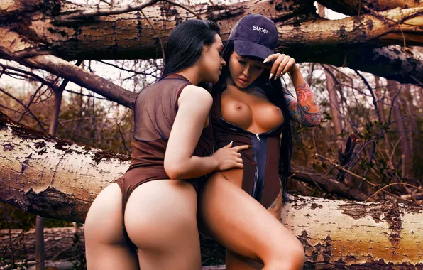Попа, попка, грудь, деревья, поза, тату, кепка, две девушки