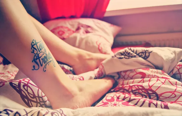 Текст, надпись, ноги, тату, постель, татуировка