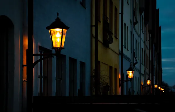 Картинка свет, ночь, город, улица, дома, вечер, освещение, фонари