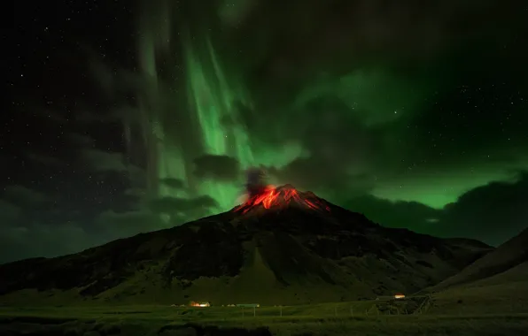 Картинка небо, звезды, горы, ночь, северное сияние, вулкан, лава, Исландия