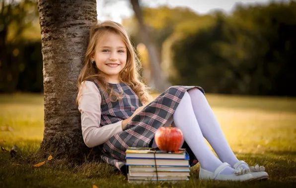 Картинка девочка, яблоко, книги
