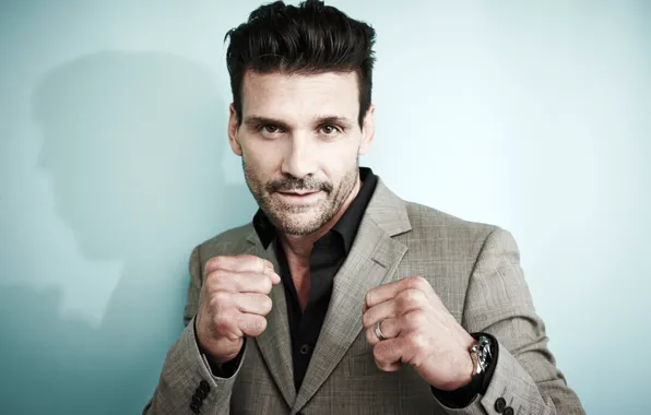 Картинка взгляд, поза, костюм, щетина, стойка, Фрэнк Грилло, Frank Grillo