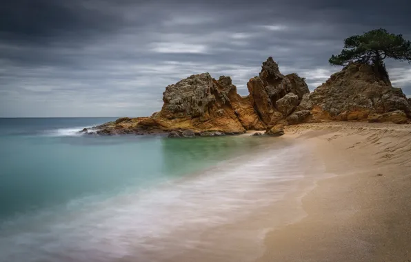 Песок, море, пляж, небо, тучи, пасмурно, скалы, берег