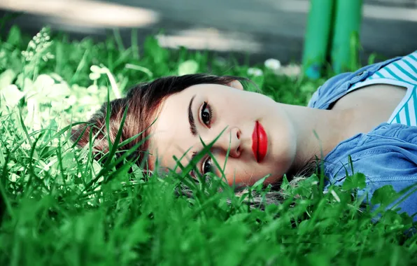 Картинка взгляд, девушка, зеленая трава, волосы, макияж, красные губы