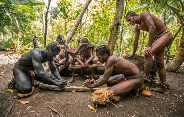 Мужчины, аборигены, Vanuatu, Escape to nature, aboriginers are lighting fires, Malekula, разжигают огонь