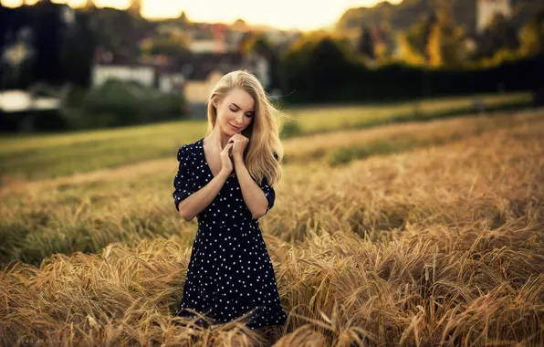 Картинка поле, девушка, природа, поза, фото, модель, волосы, платье